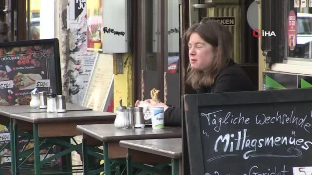 Berlin\'de kafe ve restoranların dış alanları müşterilere açıldı
