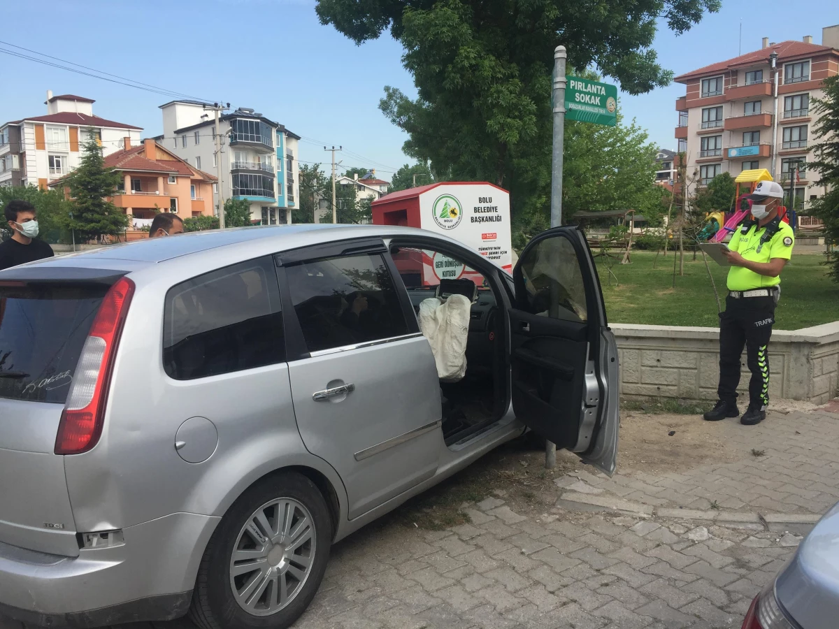 Bolu\'da otomobil geri dönüşüm kutusuna çarptı: 1 yaralı