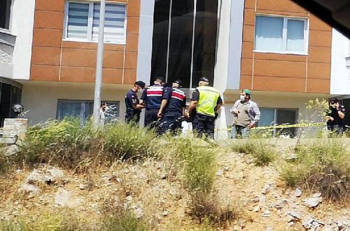 Boşanma aşamasındaki eşinin amcasını tabancayla, kayınbiraderini de darbederek yaraladı