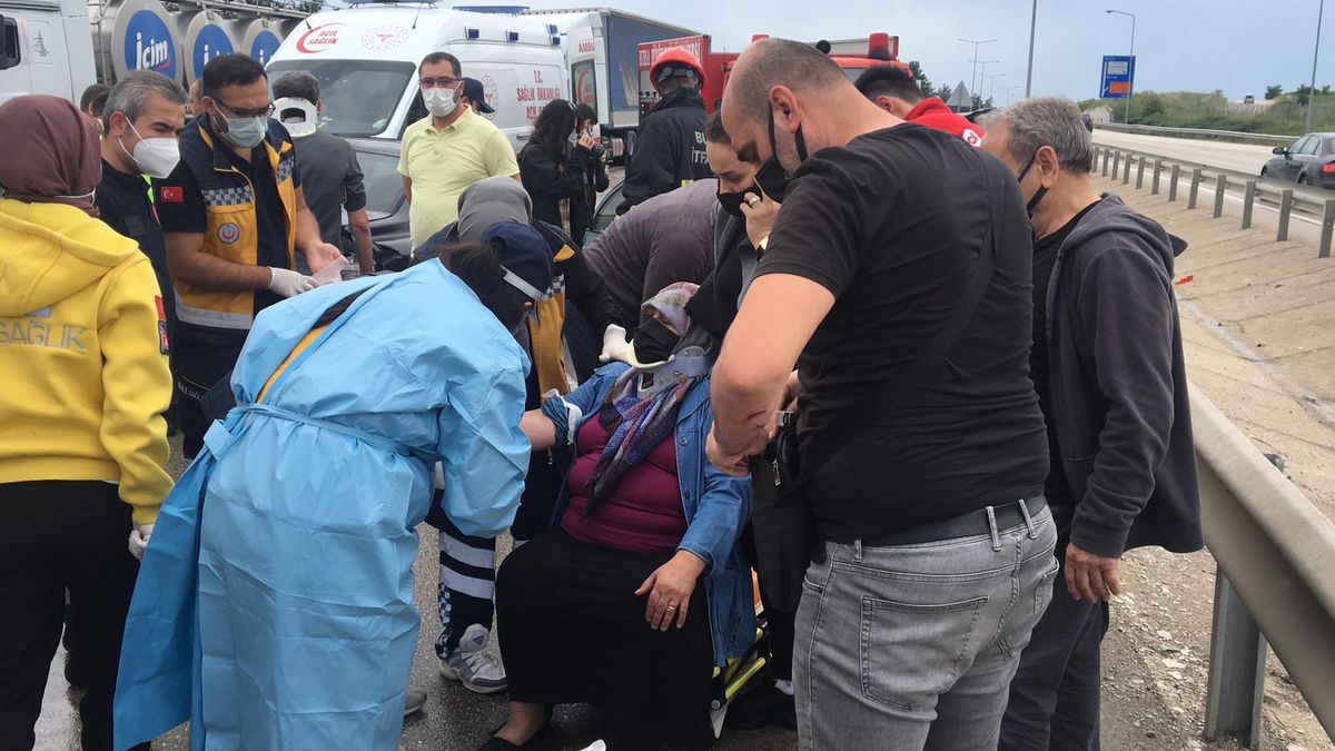 Son dakika haberleri: Bursa\'da iki otomobilin çarpıştığı kazada 7 kişi yaralandı