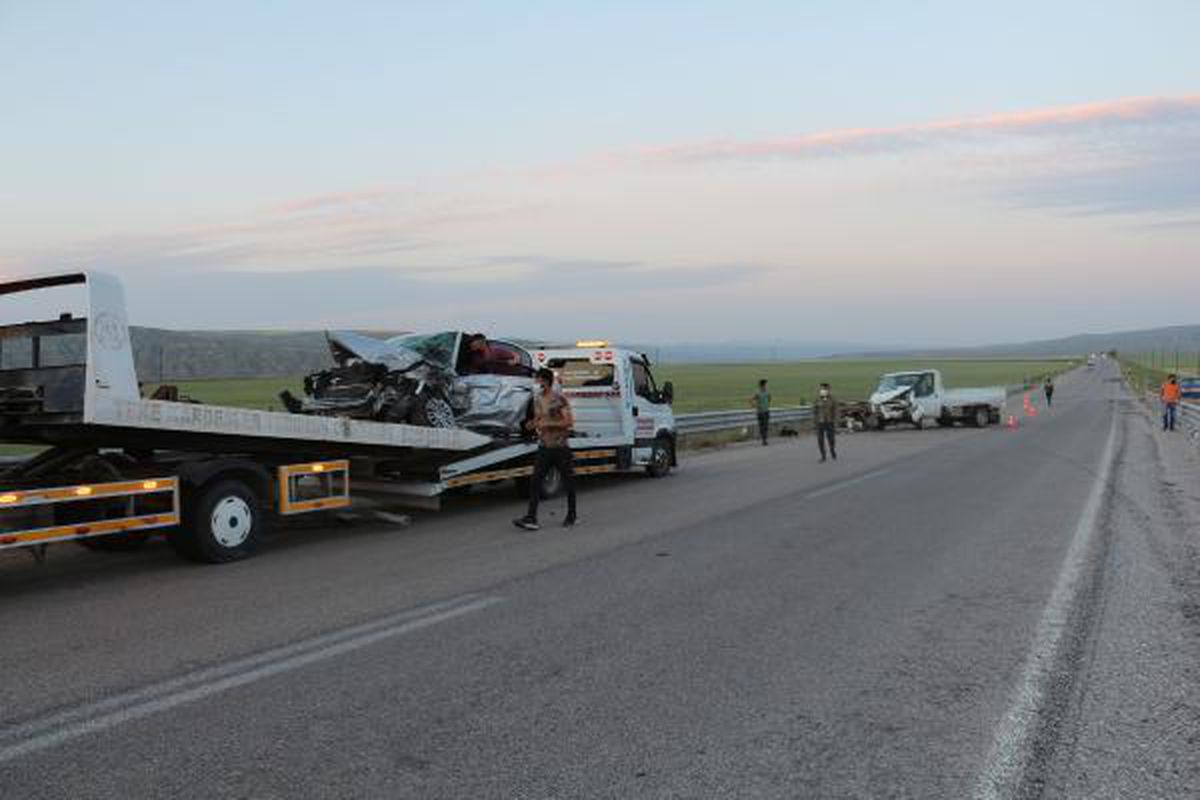 Çankırı\'da lastiği patlayan kamyonet otomobille çarpıştı: 5 yaralı