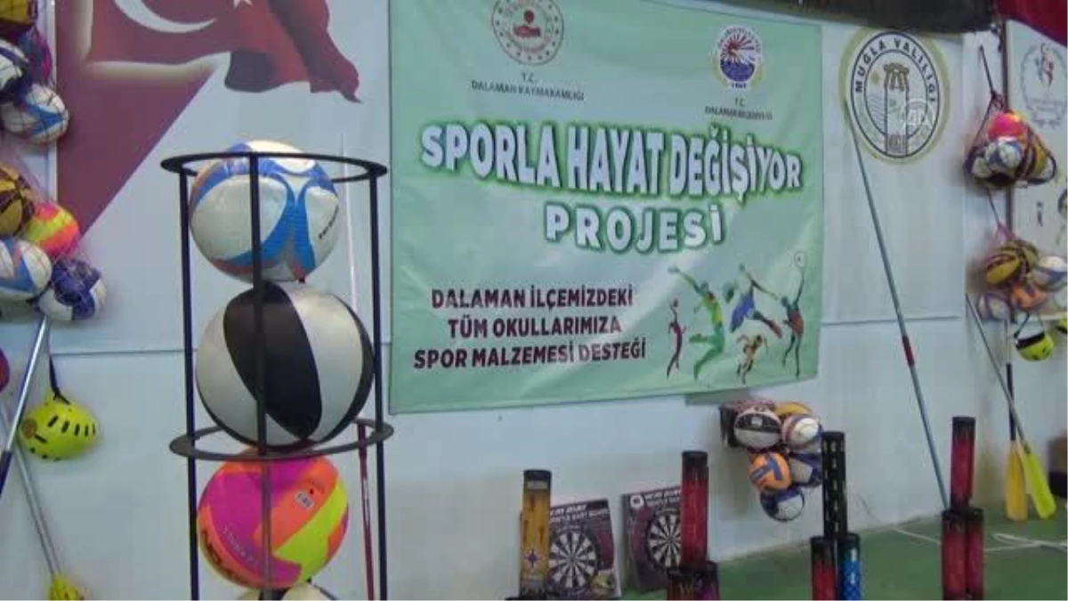 Dalaman\'da "Sporla Hayat Değişiyor" projesi kapsamında okullara spor malzemeleri verildi