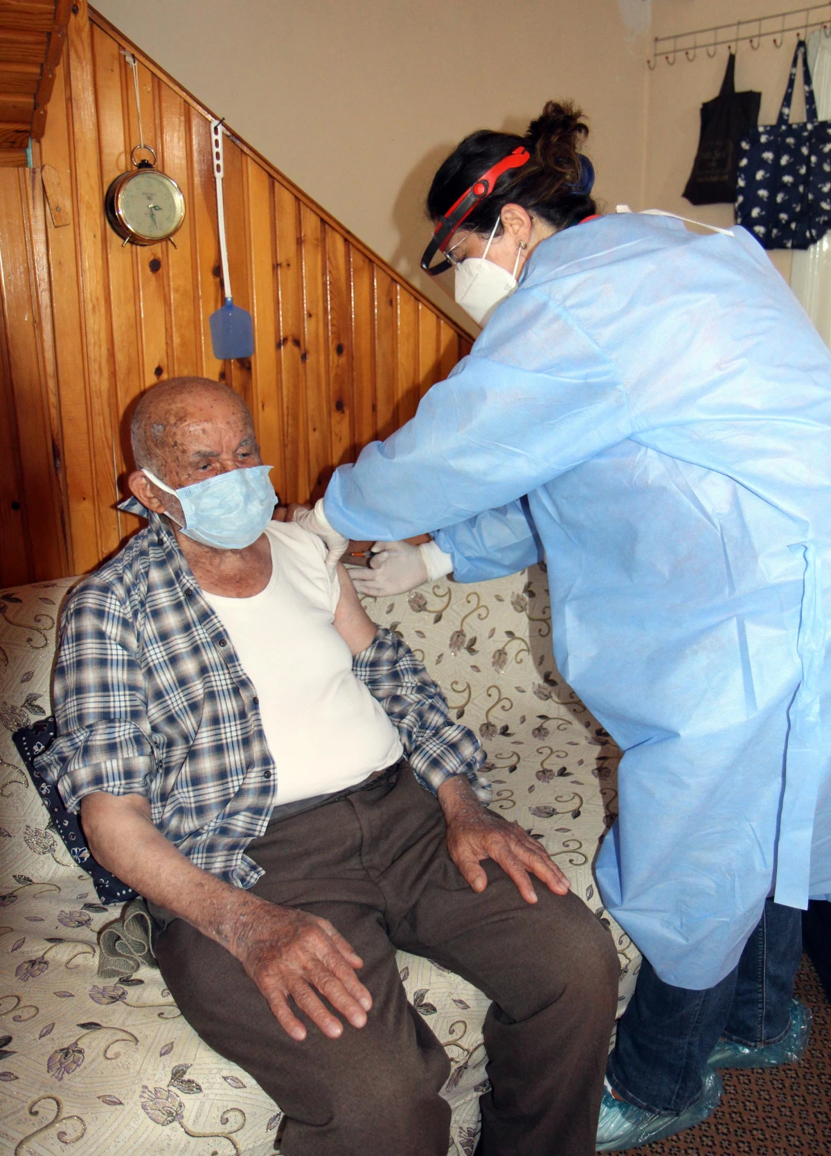 Denizli\'de yaşlılara evde aşı çalışmaları devam ediyor