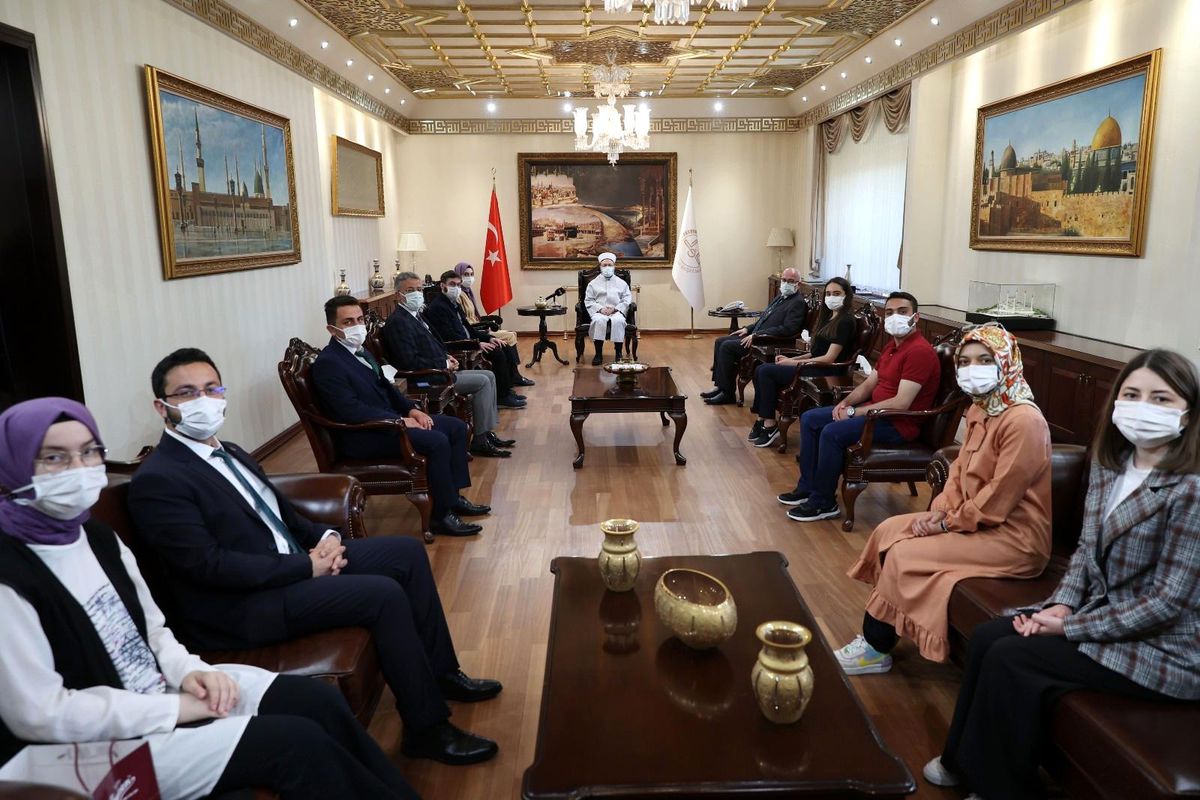 Diyanet İşleri Başkanı Erbaş\'tan gençlere: "Filistin davasını hiçbir zaman ihmal etmeden geleceğe taşıyınız"