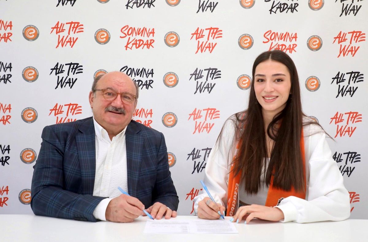 Eczacıbaşı VitrA, milli voleybolcu Saliha Şahin\'in sözleşmesini uzattı