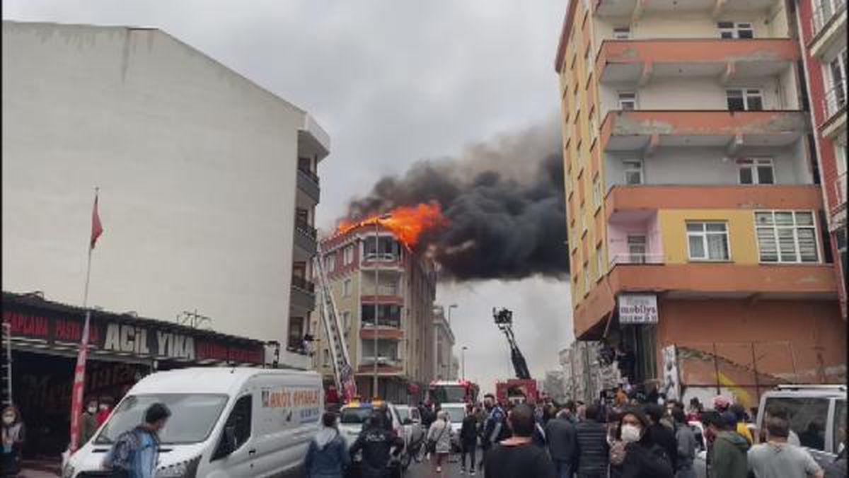 Esenyurt\'ta 5 katlı binanın çatısı alev alev yanıyor-1