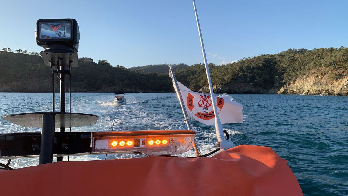Fethiye\'de denizde sürüklenen teknedeki 4 kişi kurtarıldı