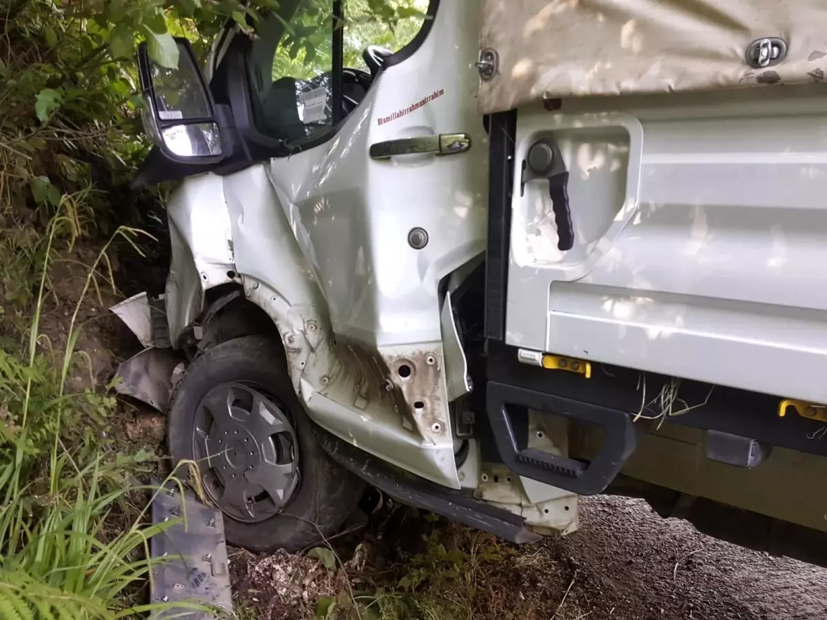 Son dakika haberi: Freni boşalan kamyonet yol kenarına çarparak durabildi: 1 ölü, 1 yaralı