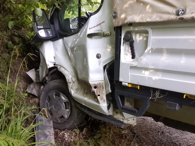 Son dakika haberi: Freni boşalan kamyonet yol kenarına çarparak durabildi: 1 ölü, 1 yaralı