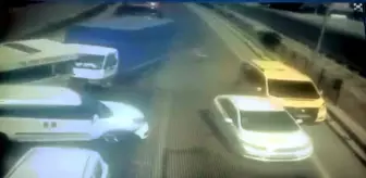 Freni patlayan kamyon kırmızı ışıkta bekleyen araçların arasına böyle daldı: 2 yaralı