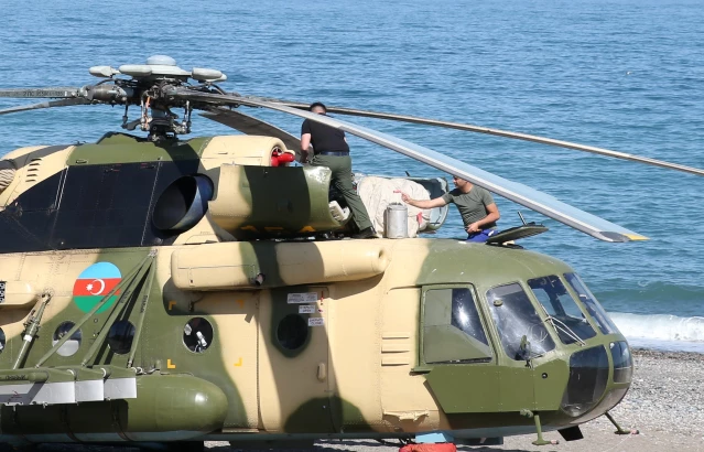 Sahile zorunlu iniş yapan Azerbaycan'a ait askeri helikopterdeki arıza giderilmeye çalışılıyor
