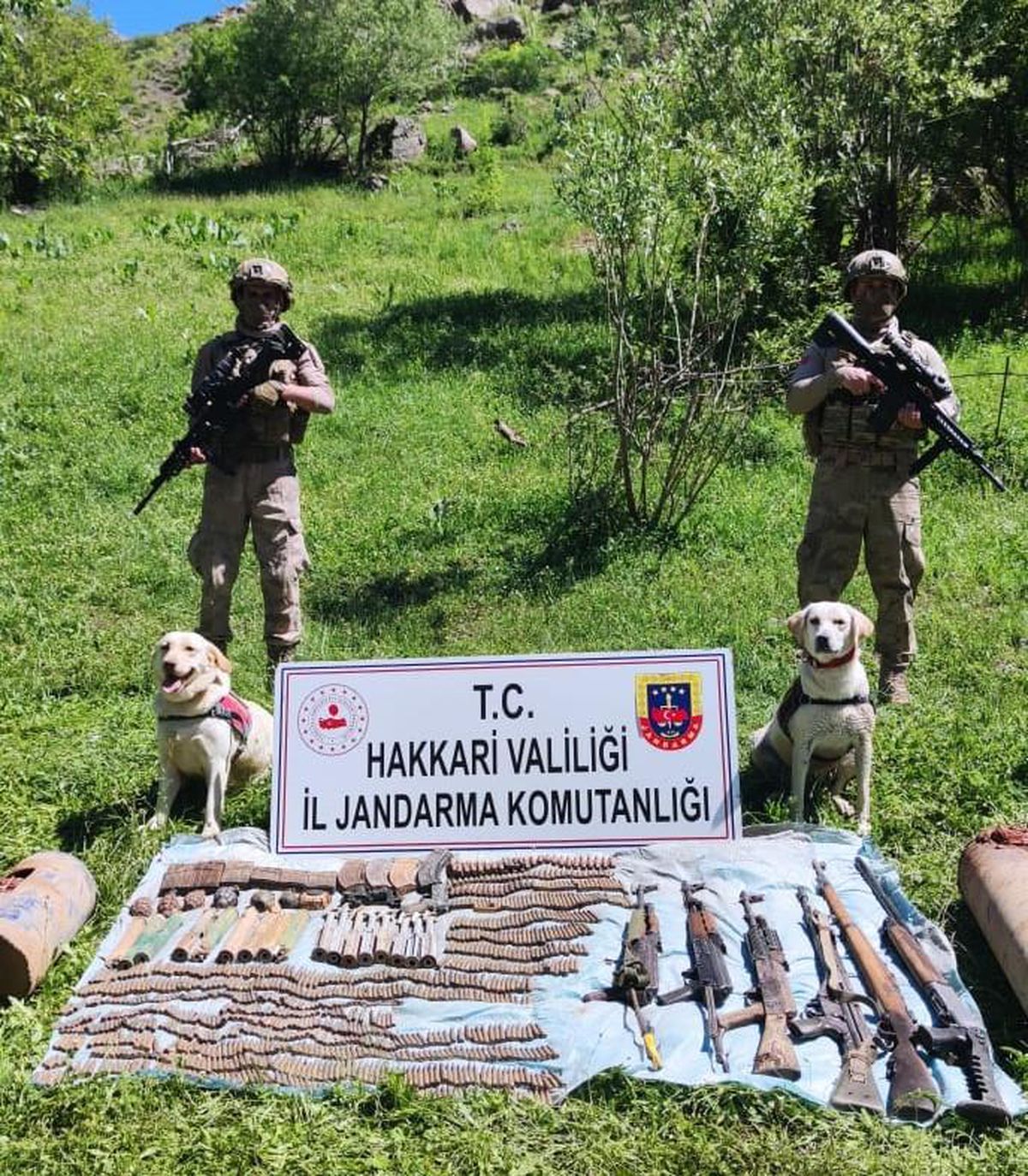Şemdinli\'de PKK\'ya ait çok sayıda silah ve mühimmat ele geçirildi