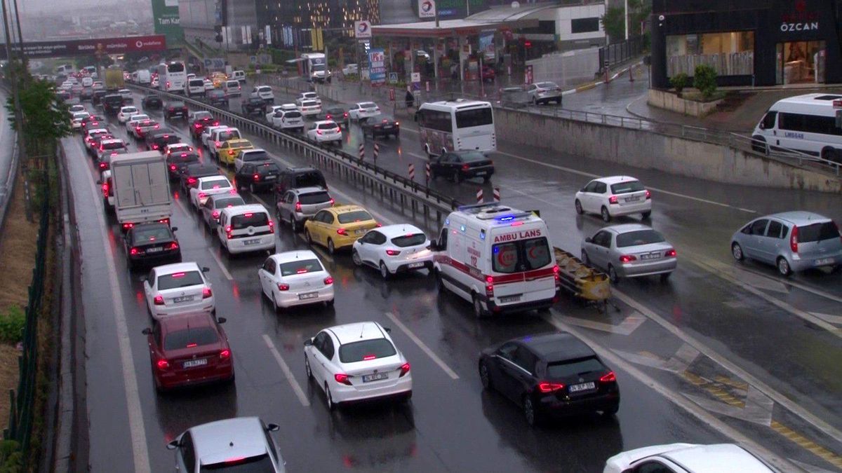 İstanbul\'da sağanak yağmur nedeniyle trafik yoğunluğu rekor seviyeye ulaştı