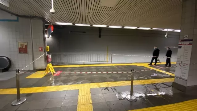 İstanbul Metrosunun tavanı aktı