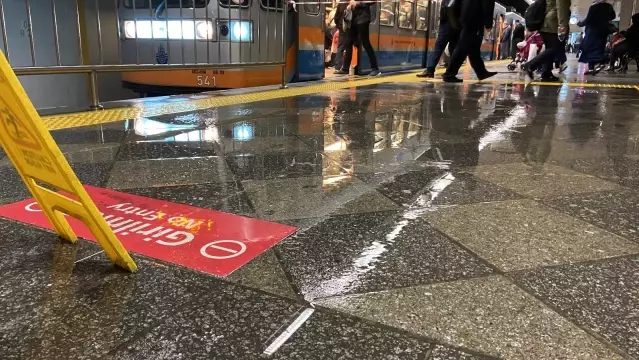 İstanbul Metrosunun tavanı aktı