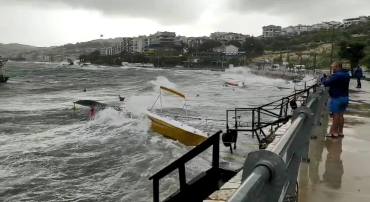 İzmir\'de fırtına dehşeti...Dikili\'de tekneler battı