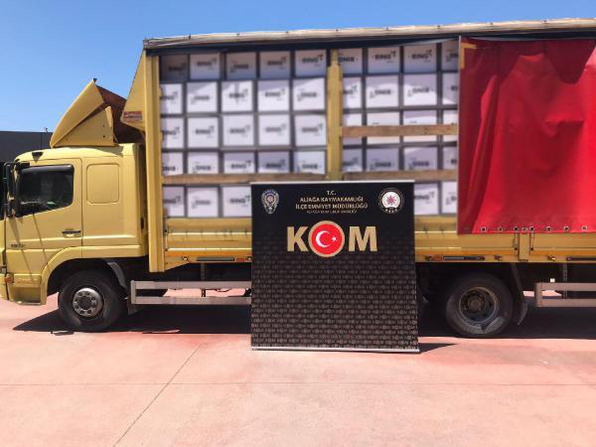 Son dakika haber... İzmir\'de, polisin durdurduğu kamyonda 6 milyon boş makaron ele geçirildi