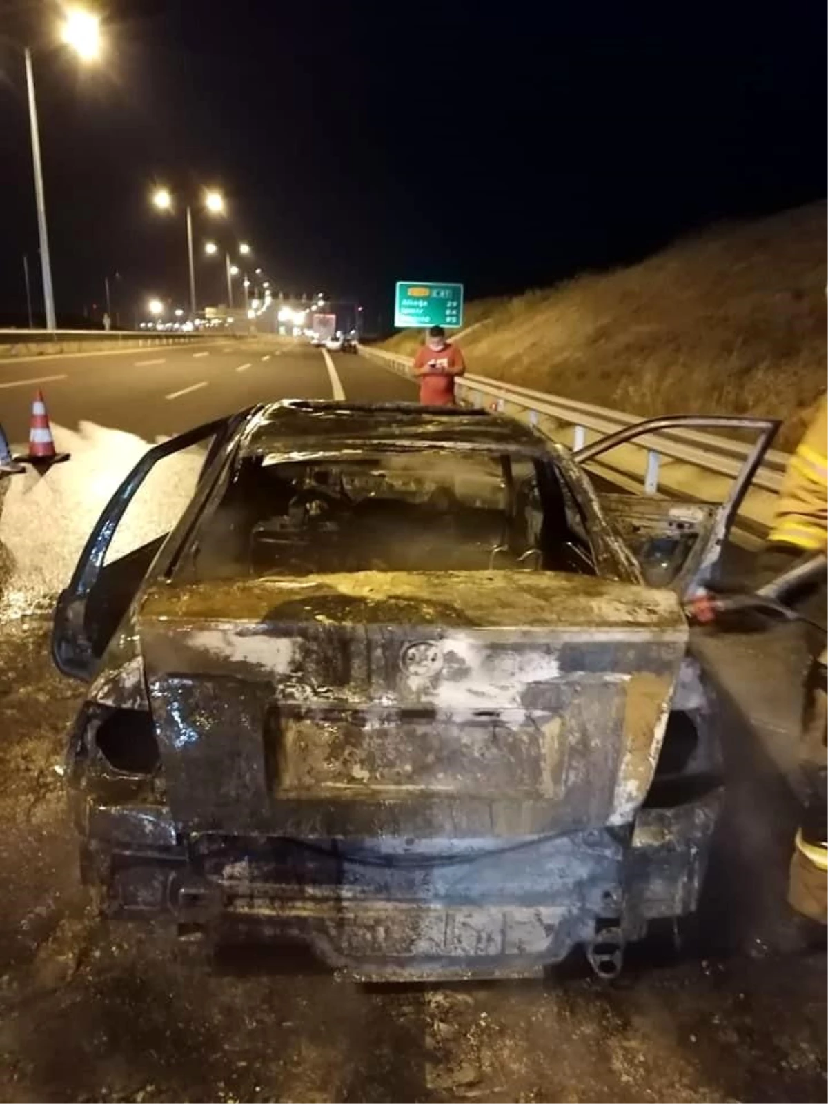 İzmir\'de seyir halindeki otomobil yandı