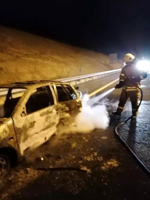 İzmir'de seyir halindeki otomobil yandı