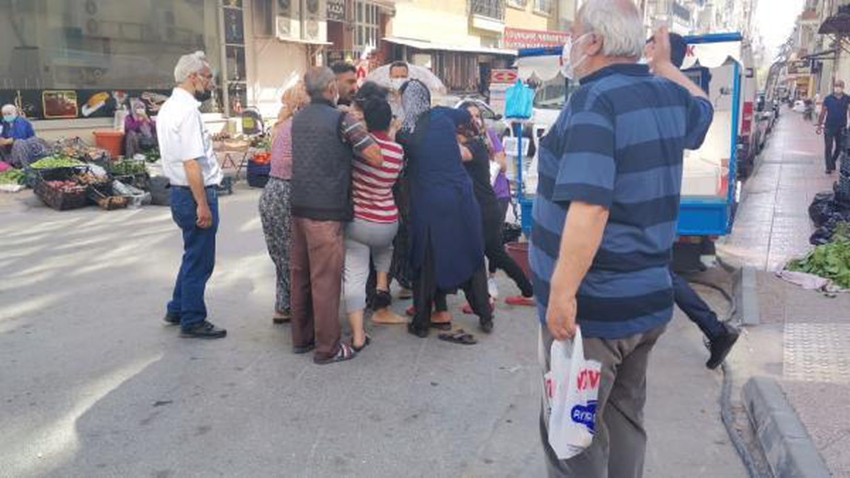 Kaldırımda kadınların \'yer kavgası\': 4 gözaltı