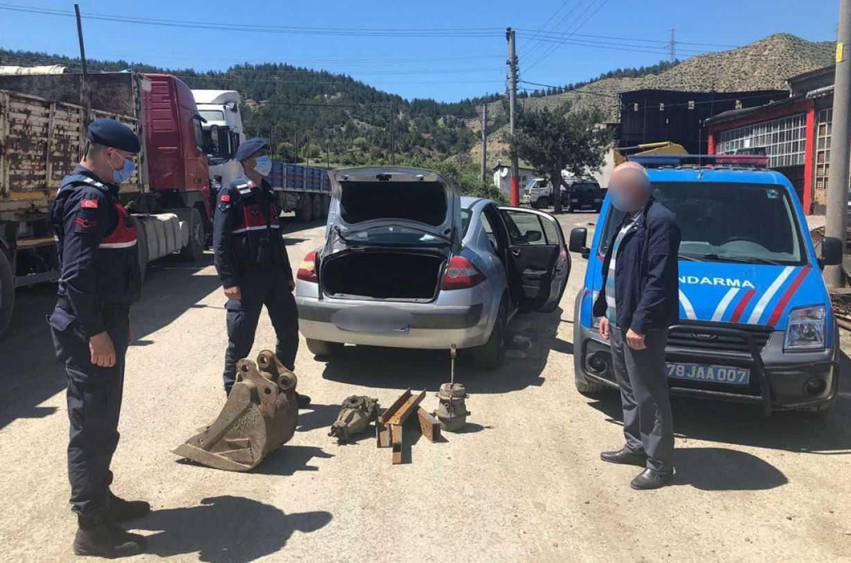 Karabük\'te çaldıkları malzemeleri araziye saklayan şüpheliler yakalandı