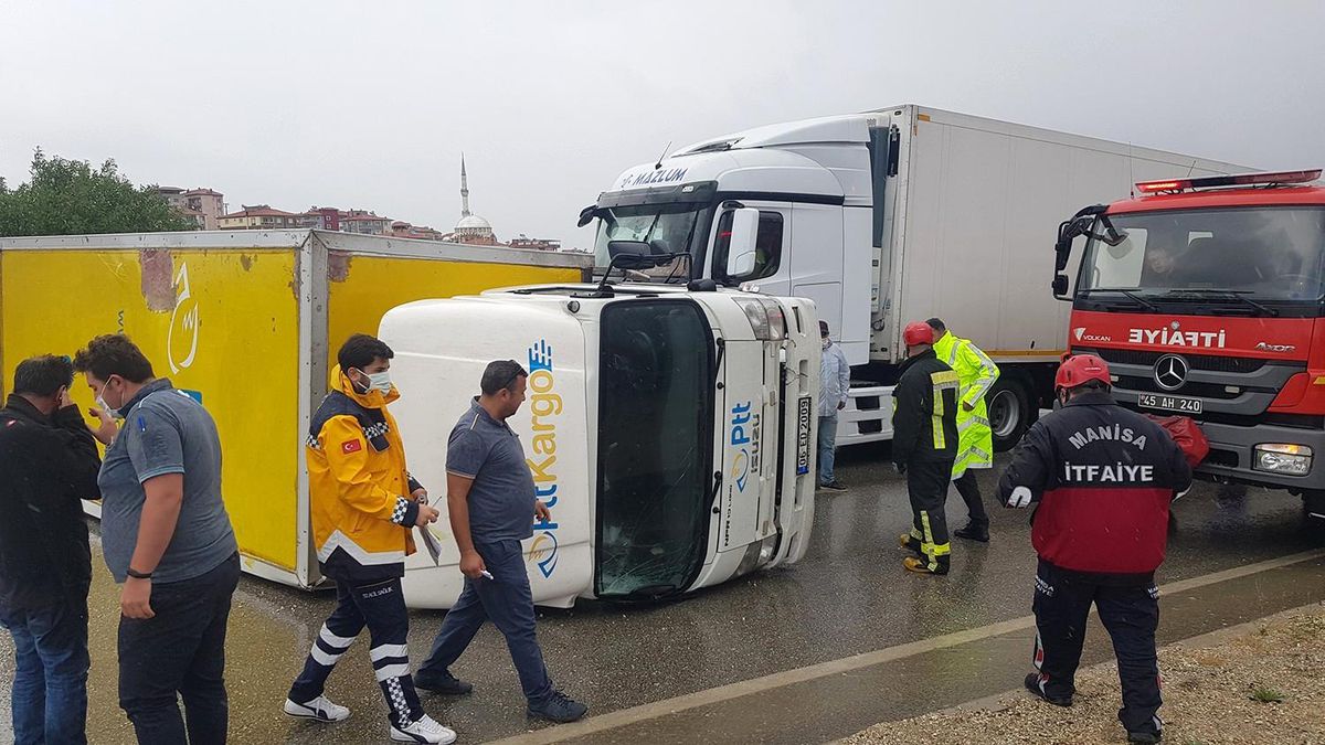 Kargo kamyonu karşı şeride geçip yan yattı