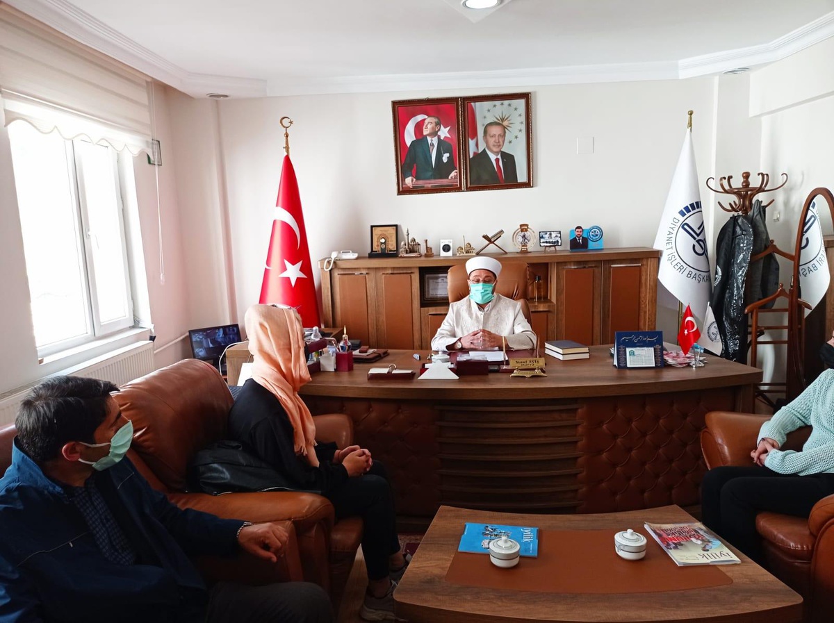 Kars\'a gezmeye gelen Kırgız kadın Müslüman oldu
