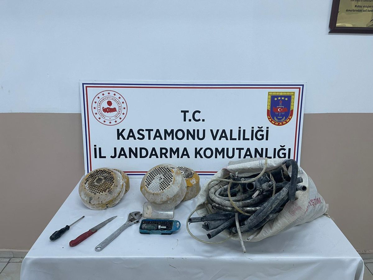 Kastamonu\'da fabrikadan kablo hırsızlığı yaparken suçüstü yakalanan 2 kişi tutuklandı