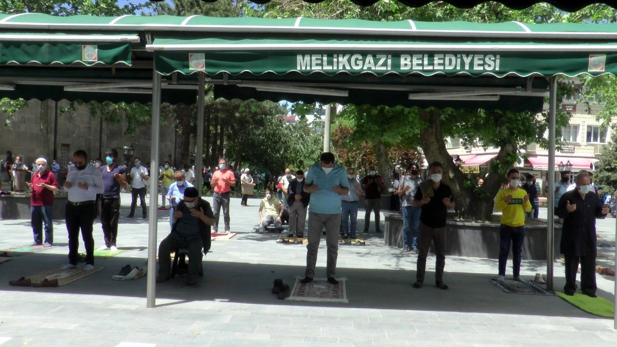 Kayseri\'de eller hem Filistin hem de yağmur için duaya kalktı