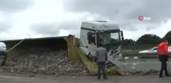 Kemerburgaz-Hasdal yolunda tır ile kamyon virajda çarpıştı