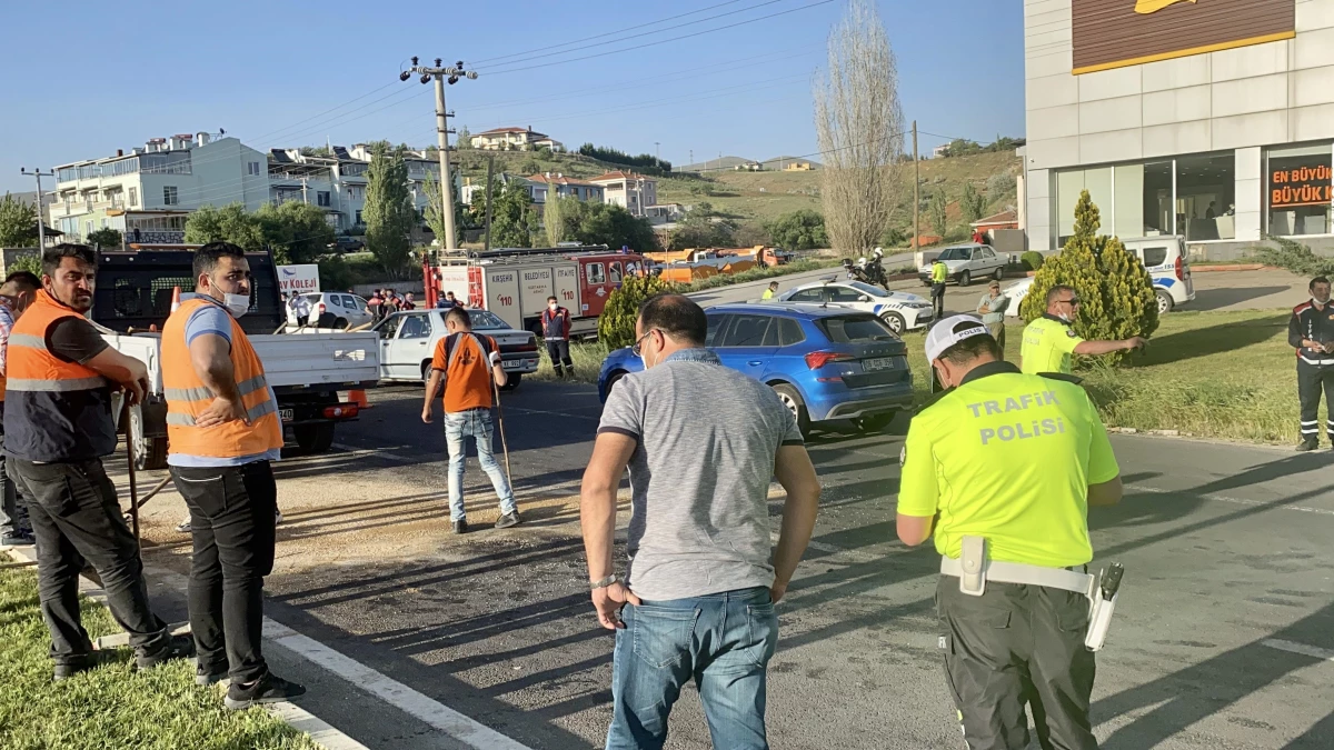 Kırşehir\'de 3 aracın karıştığı kazada iki kişi yaşamını yitirdi, iki kişi yaralandı