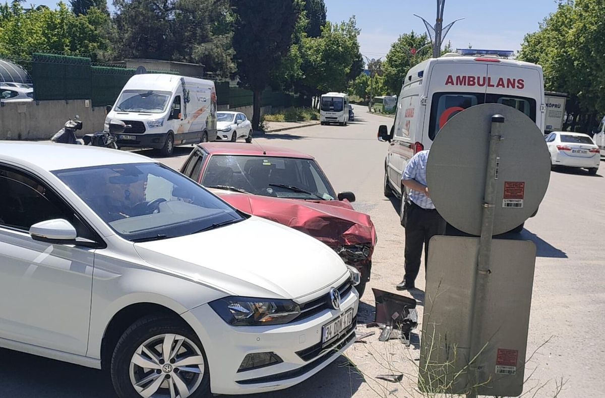 Kocaeli\'de iki otomobil çarpıştı: 2 yaralı