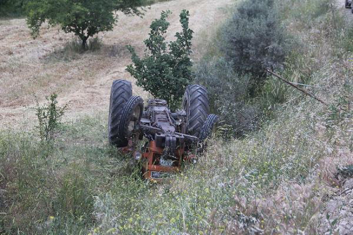 Manisa\'da, devrilen traktörün altında kalan sürücü öldü