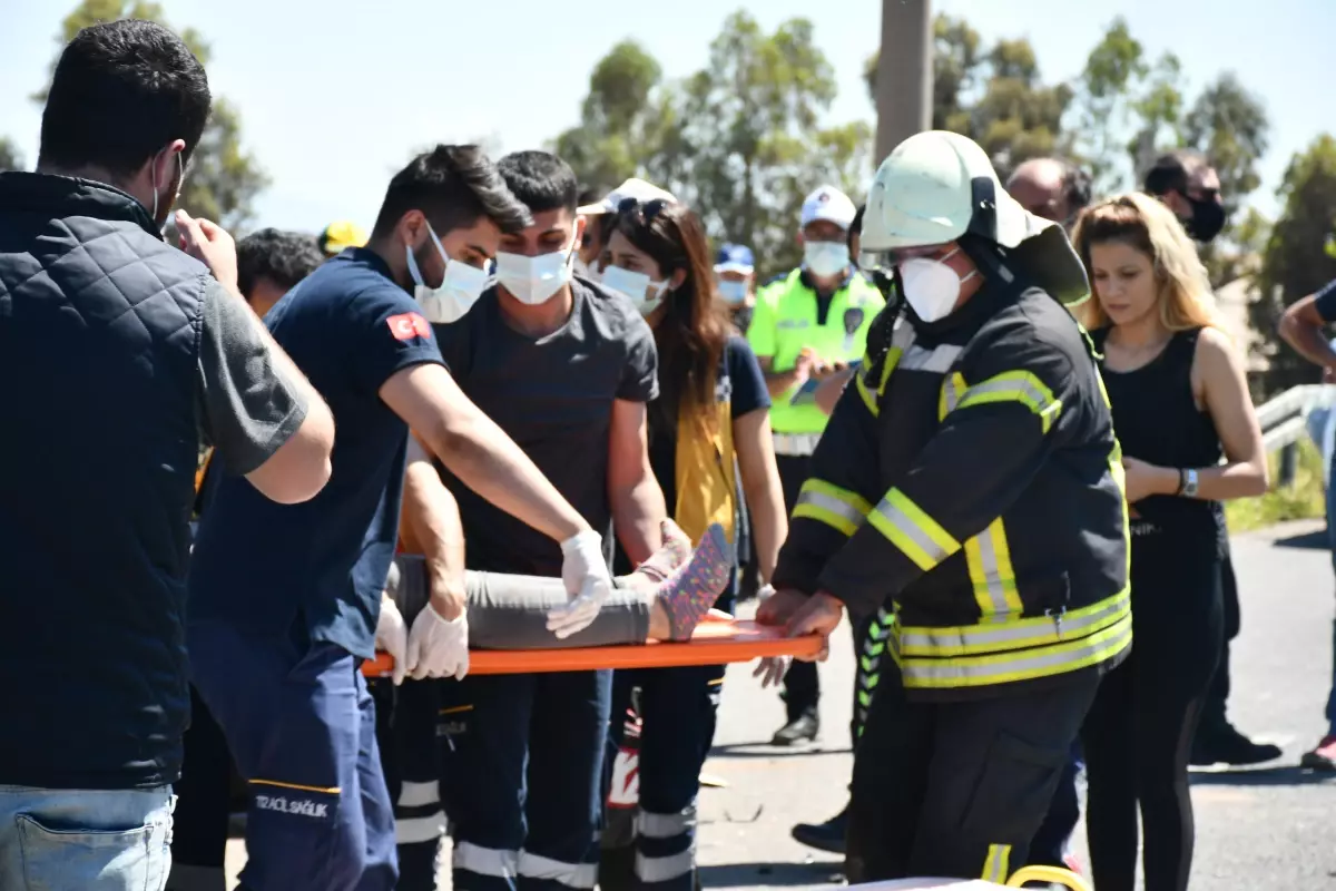 Son dakika haber... Manisa\'da otomobilin çarptığı traktörün römorkundaki yolcu hayatını kaybetti