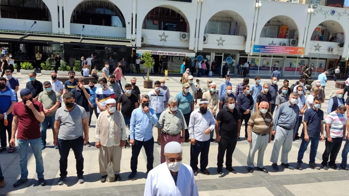 Son dakika haberleri! Mersin\'de Filistin\'de hayatını kaybedenler için gıyabi cenaze namazı kılındı