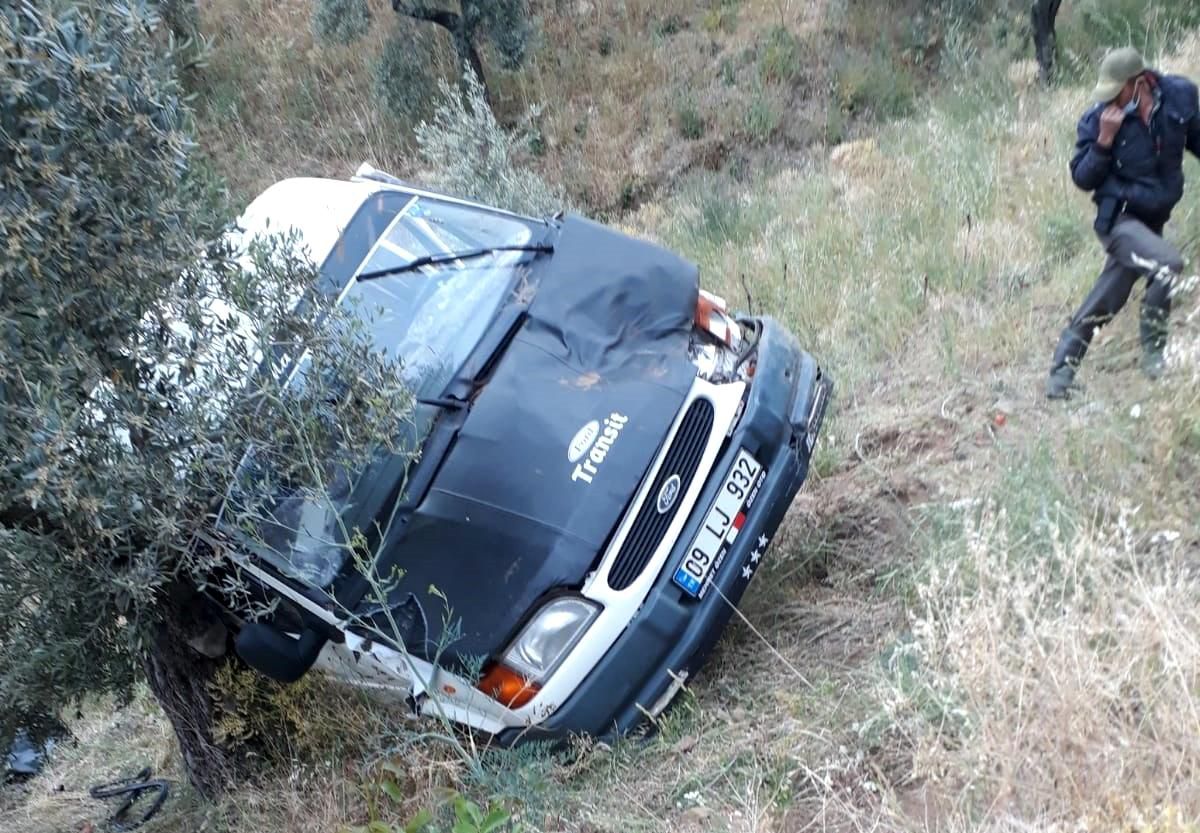 Minibüs şarampole devrildi: 3 yaralı