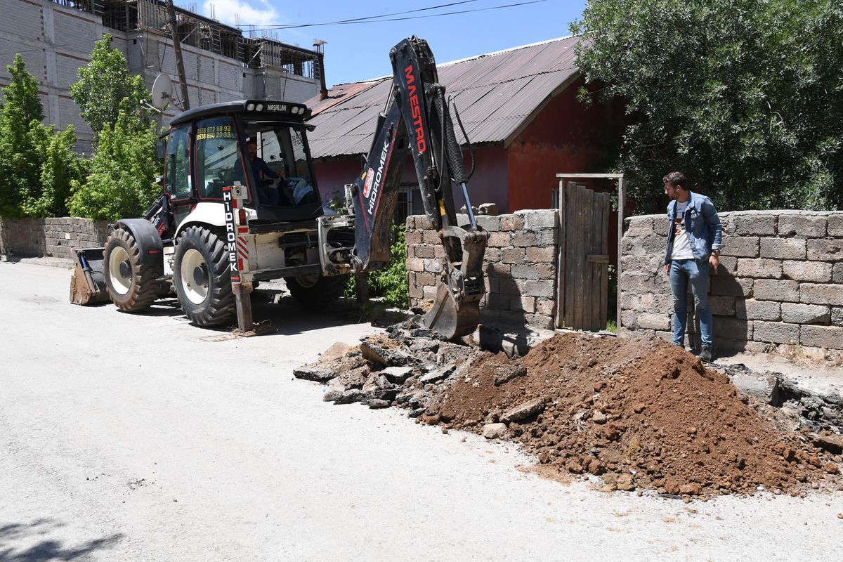 Muş\'ta içme ve yağmur suyu hatlarının değişimi için başlatılan çalışmalar sürüyor