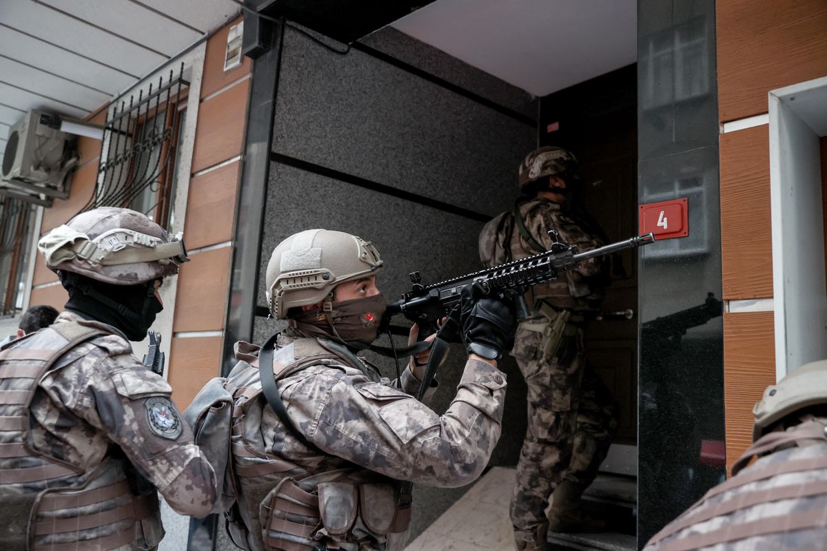 Son dakika haberi: Organize suç örgütlerine yönelik 8 ilde "Sahil Rüzgarı Operasyonu" başlatıldı