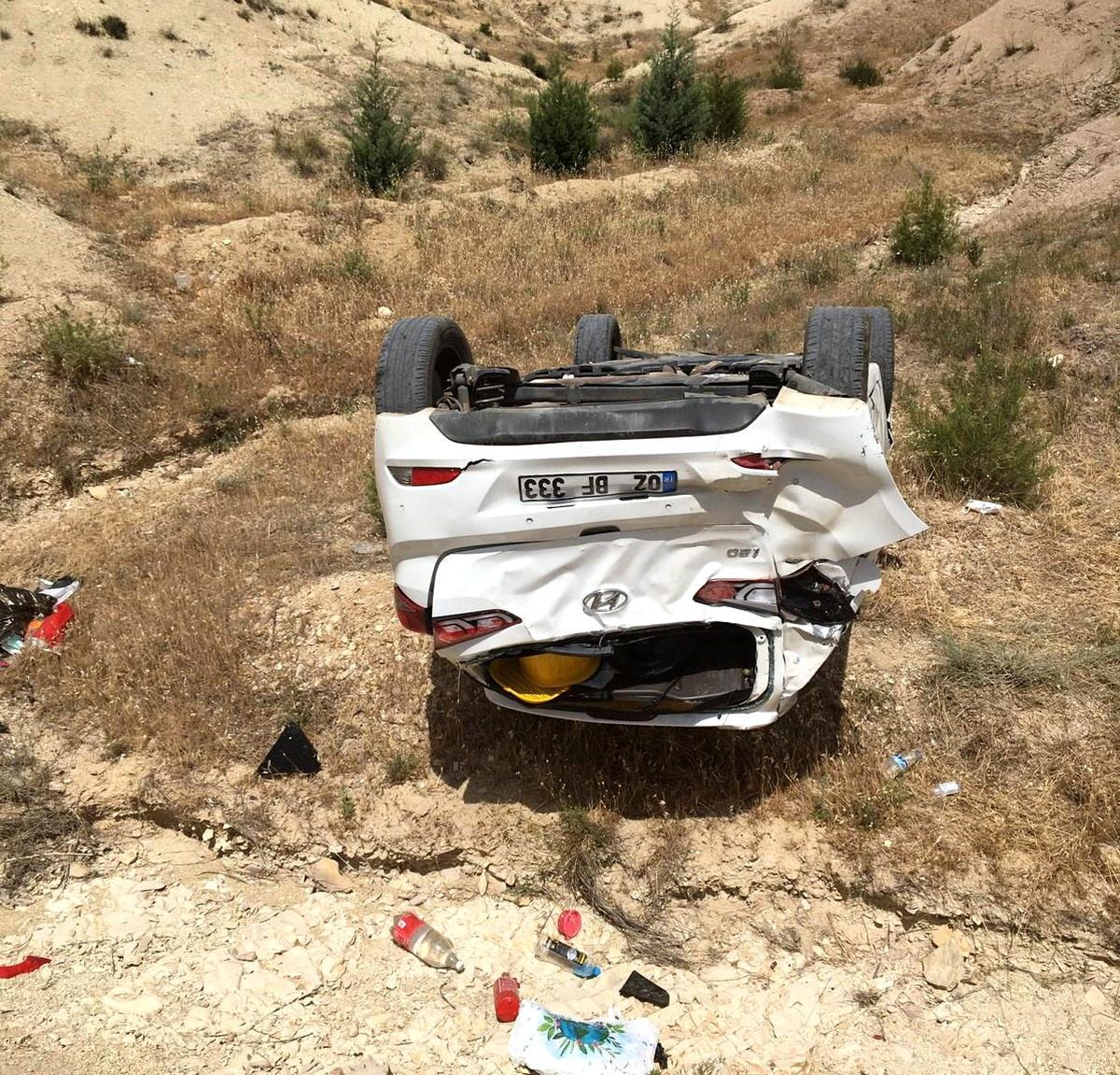 Otomobil taklalar atarak şarampole yuvarlandı