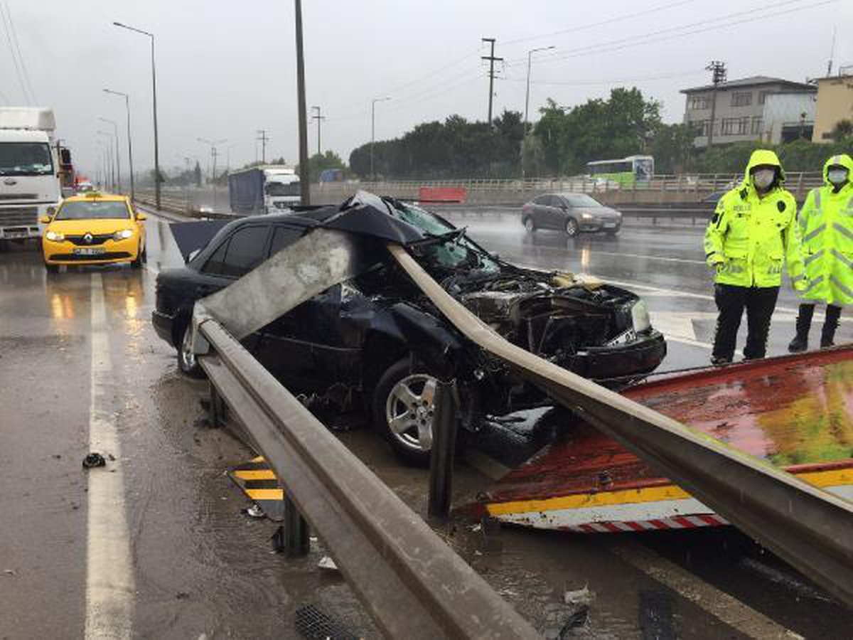 Otomobil yol ayrımındaki bariyere çaptı: 2 yaralı