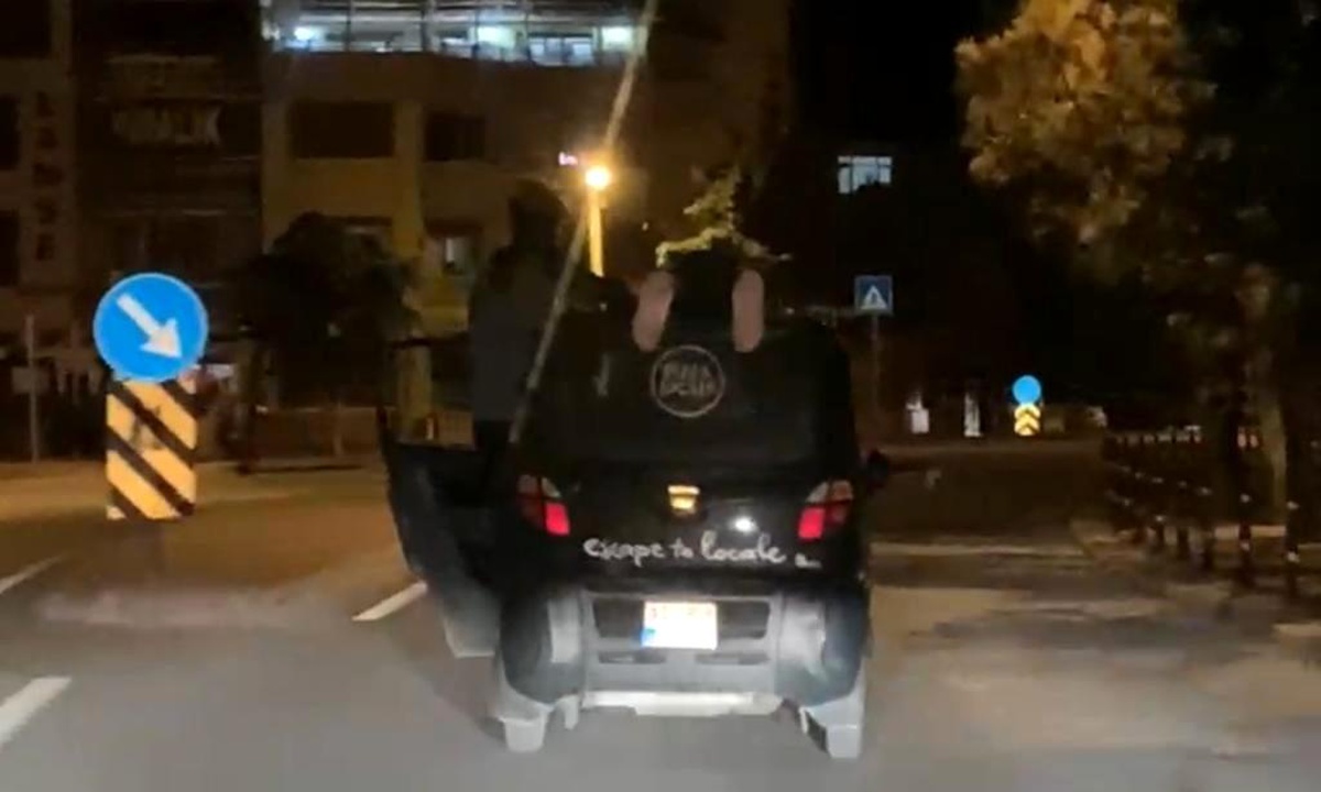 Son dakika: Otomobilin üstünde tehlikeli yolculuk kamerada