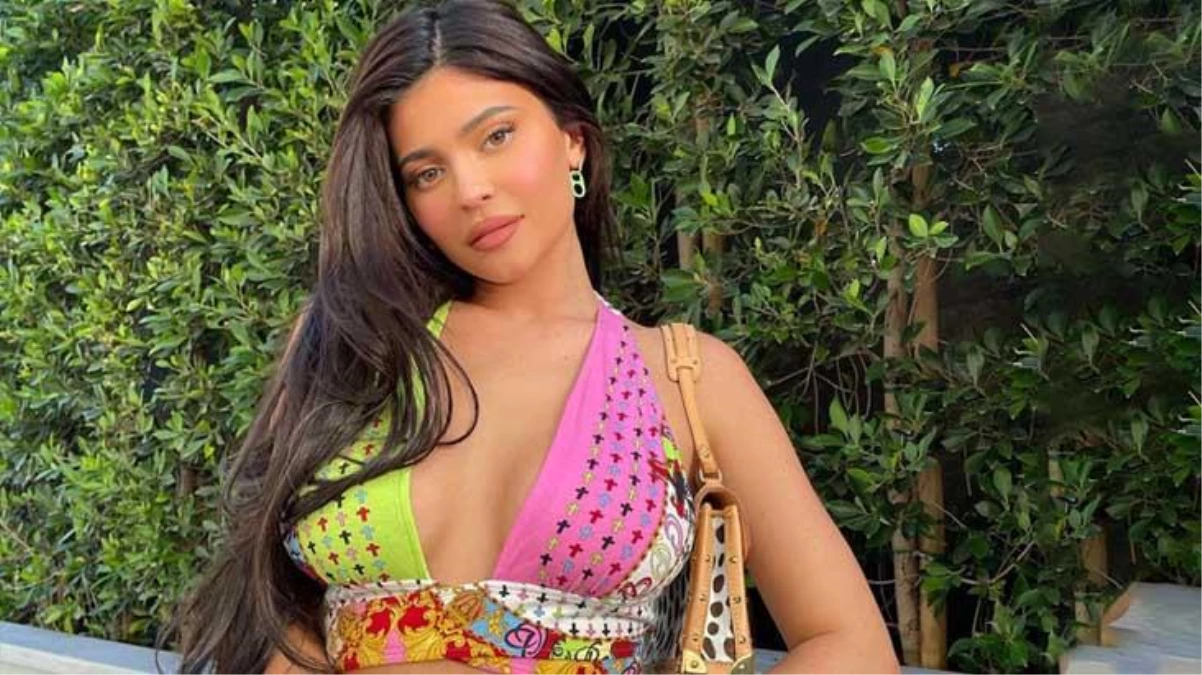 Kylie Jenner, peş peşe paylaştığı bikini pozlarıyla saatler içinde rekor beğeni aldı