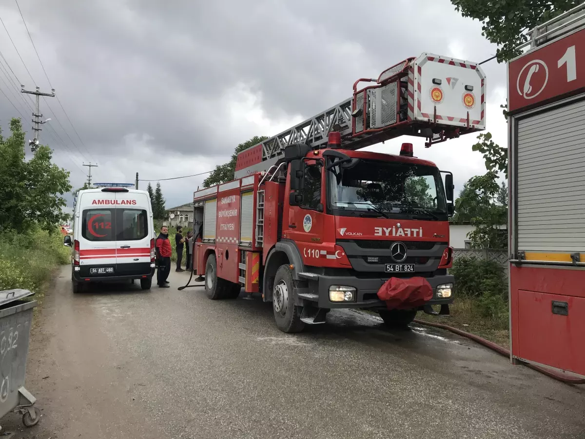 Son dakika haber... Sakarya\'da kendini yangın çıkardığı evine kilitleyen kişiyi ekipler ikna etti