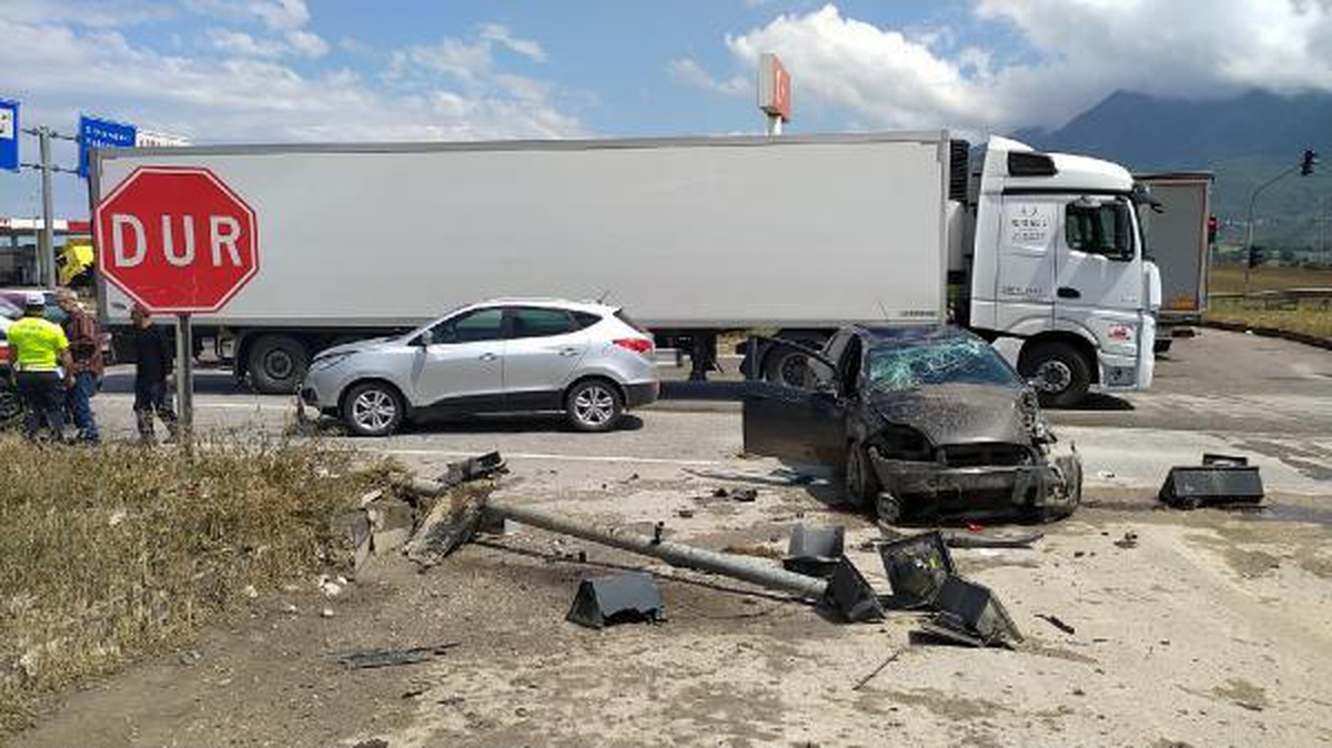 Takla attıkları araçlarına otomobil çarptı; Eylül ve babası ile sürücü yaralı
