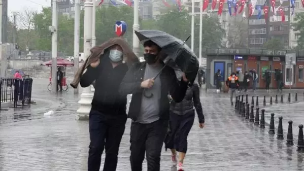 Taksim'de rüzgar ağacı kökünden söküp devirdi