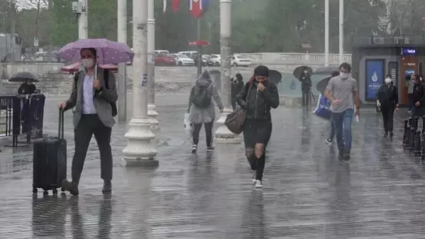 Taksim'de rüzgar ağacı kökünden söküp devirdi