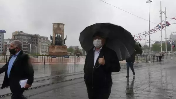 Taksim'de rüzgar ağacı kökünden söküp devirdi