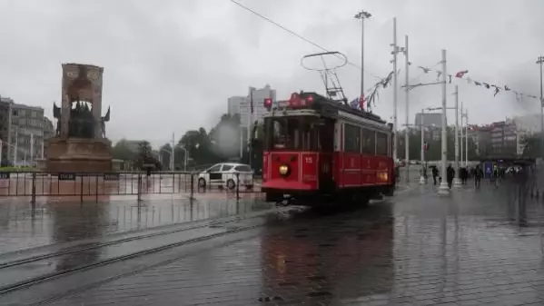 Taksim'de rüzgar ağacı kökünden söküp devirdi