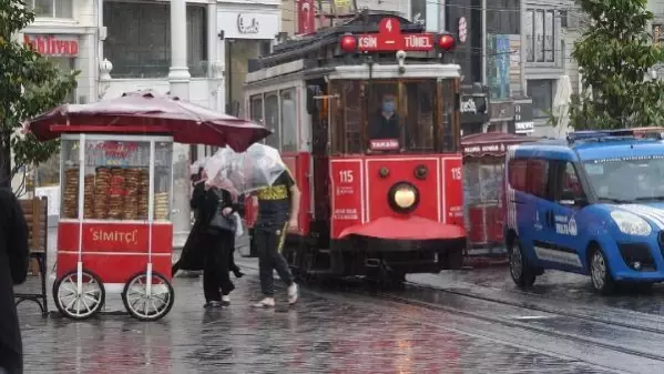 Taksim'de rüzgar ağacı kökünden söküp devirdi