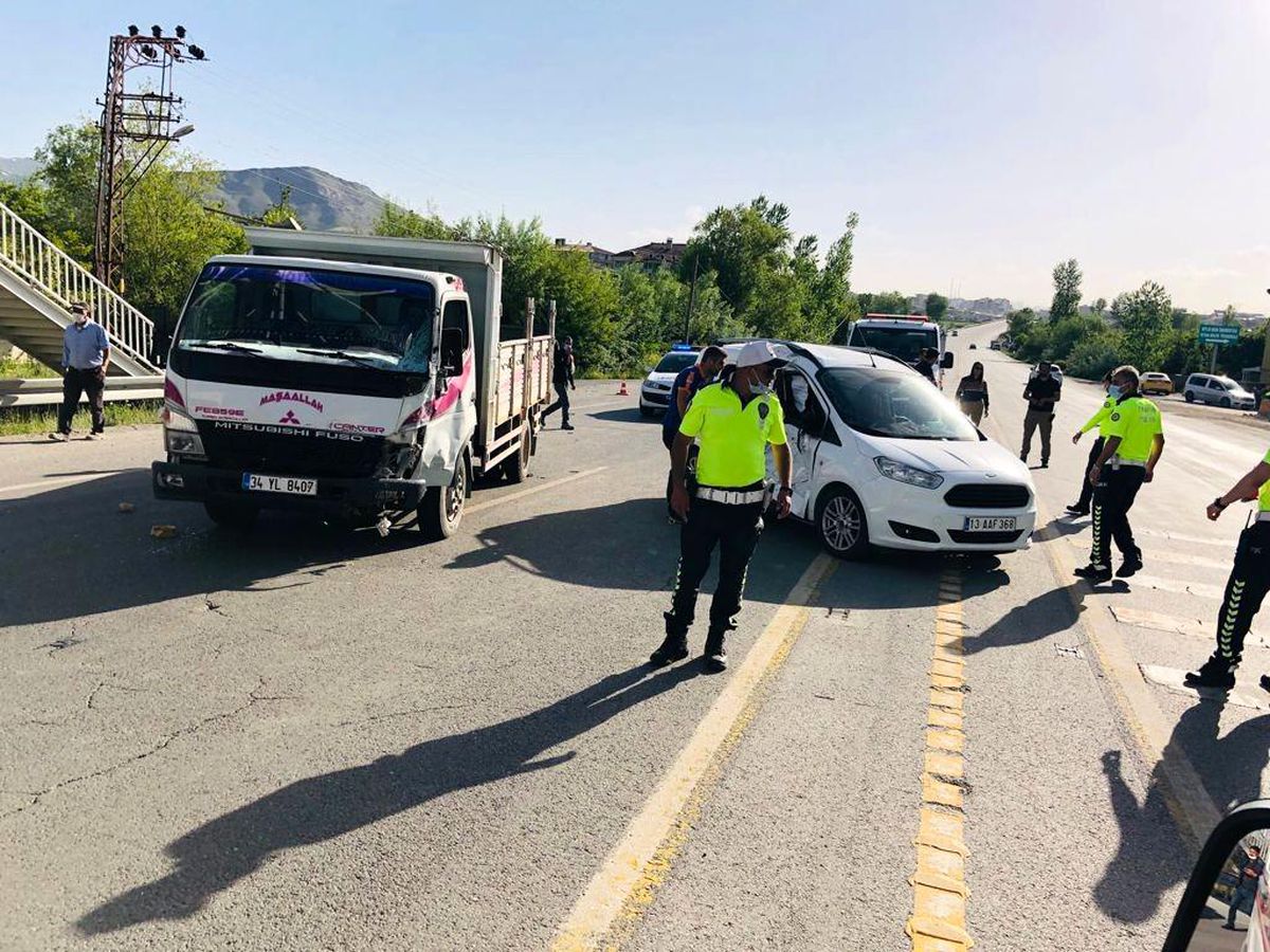 Tatvan\'da kamyonetler çarpıştı: 2 yaralı